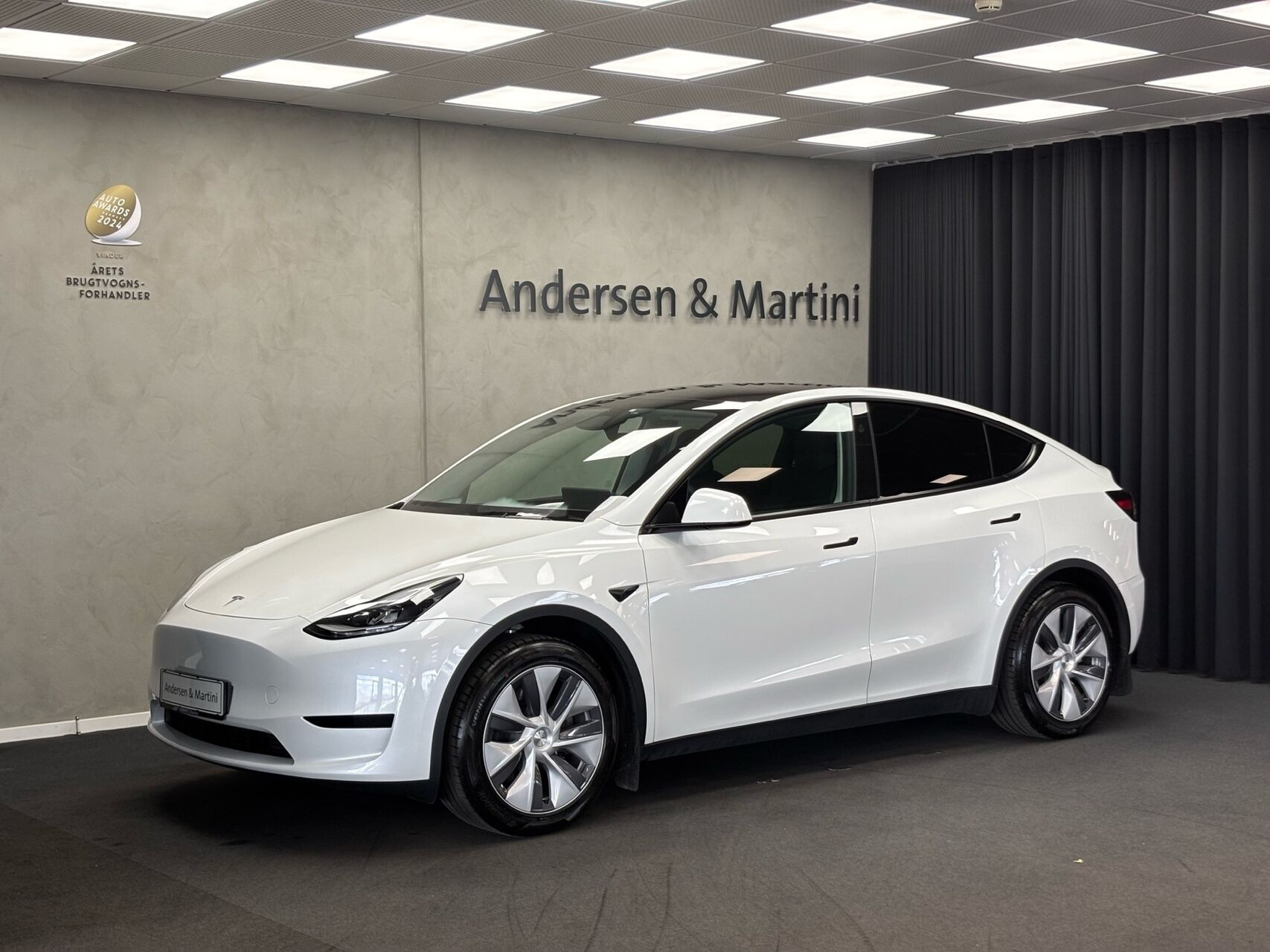 Tesla Model Y EL Standard Range RWD 299HK 5d Aut.