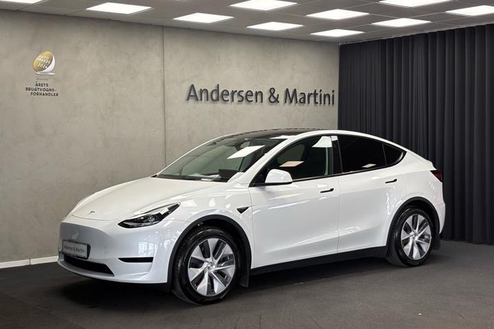 Hvid Tesla Model Y fra 2024