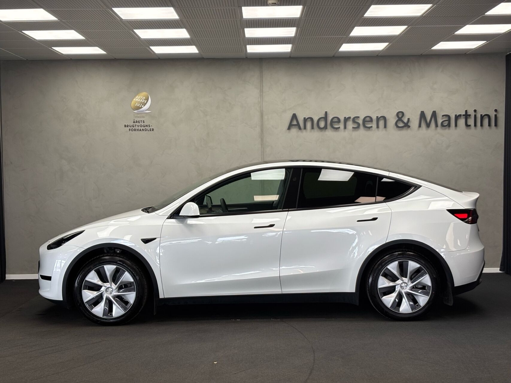Hvid Tesla Model Y fra 2024