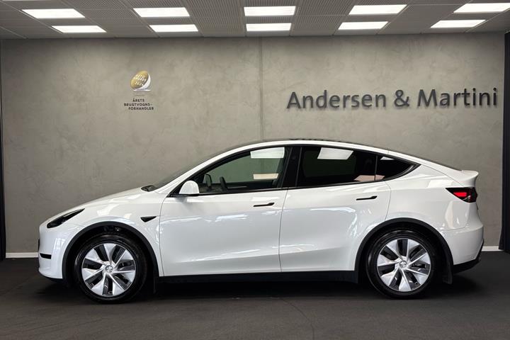 Hvid Tesla Model Y fra 2024