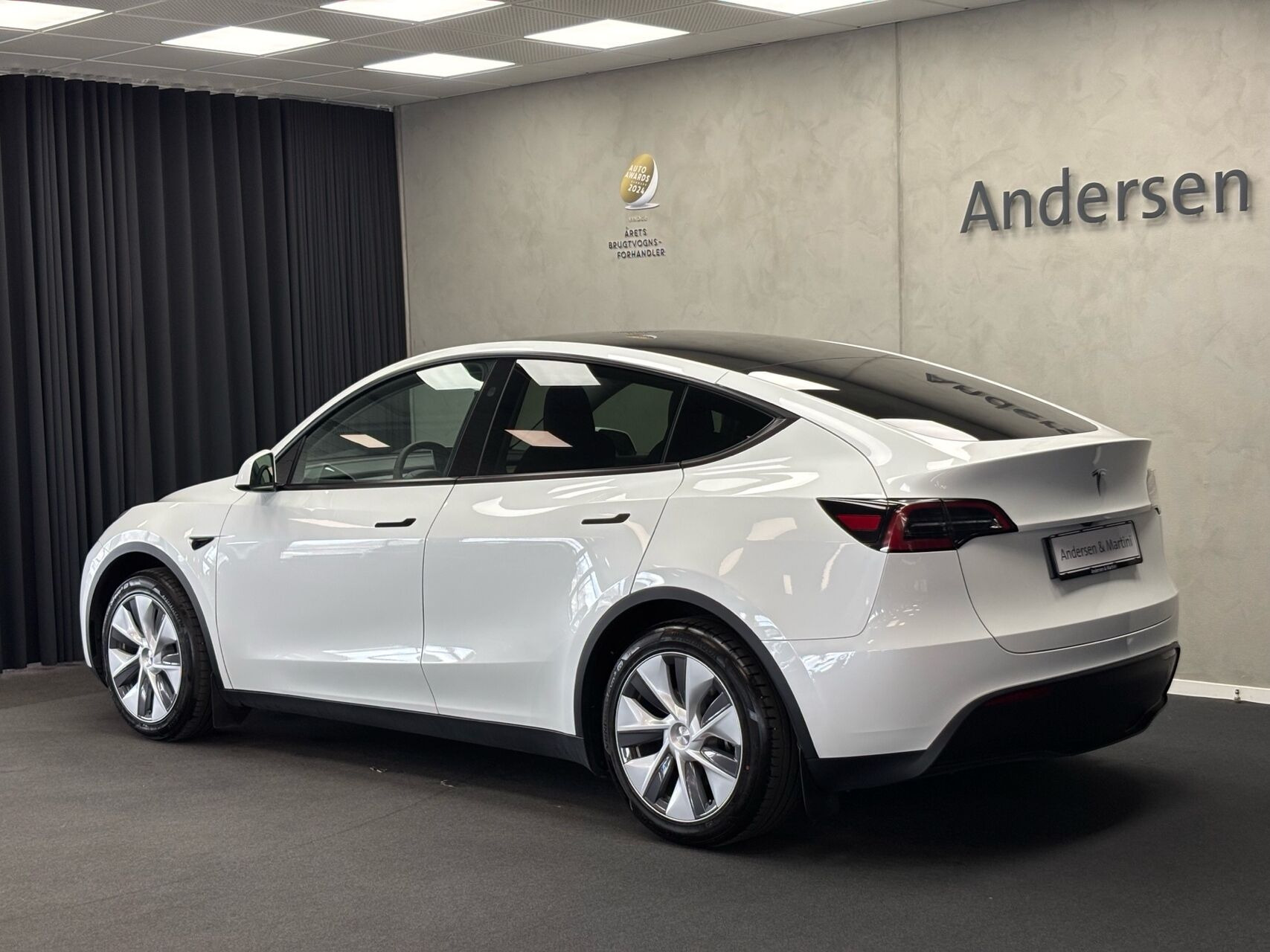 Hvid Tesla Model Y fra 2024