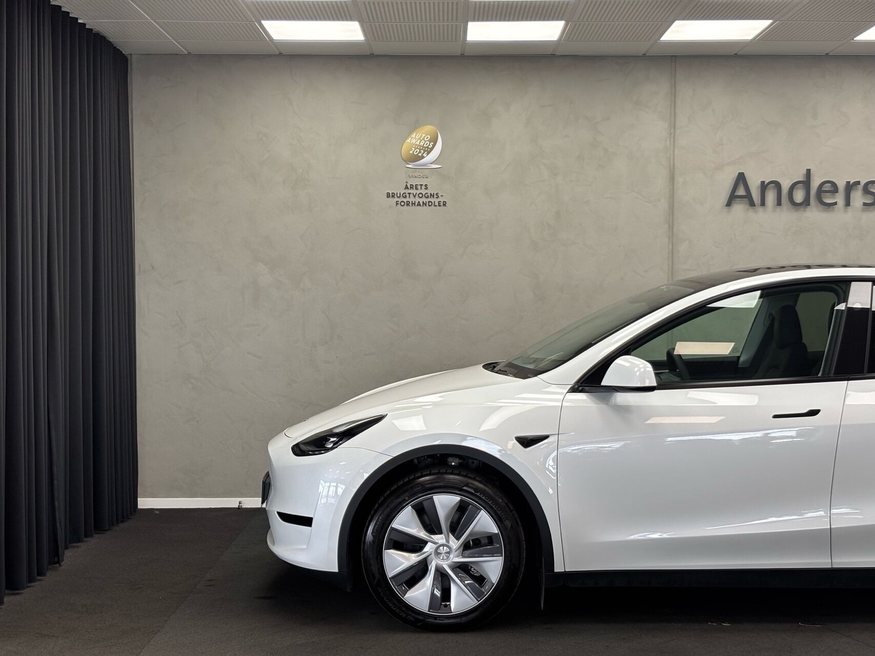Hvid Tesla Model Y fra 2024