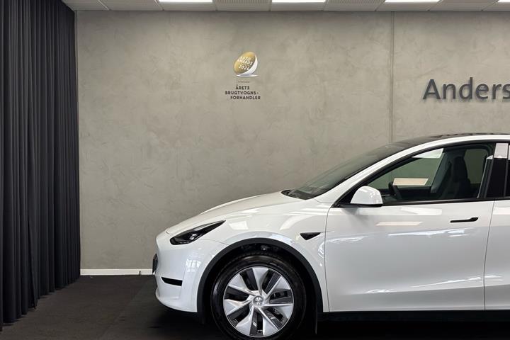 Hvid Tesla Model Y fra 2024