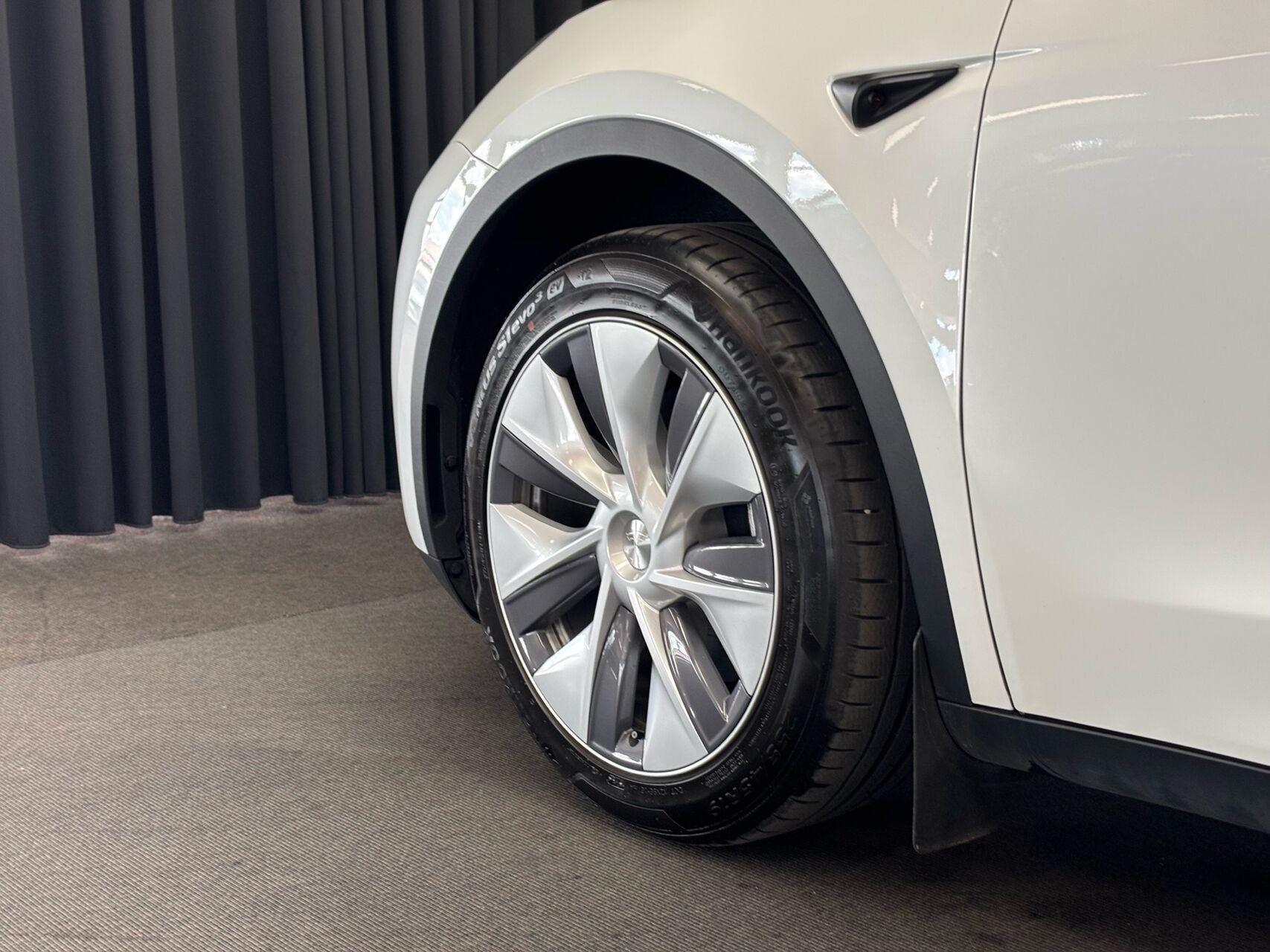 Hvid Tesla Model Y fra 2024