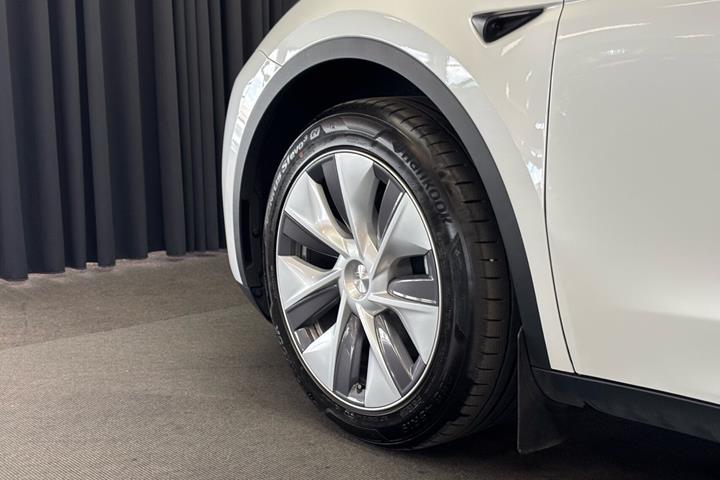 Hvid Tesla Model Y fra 2024