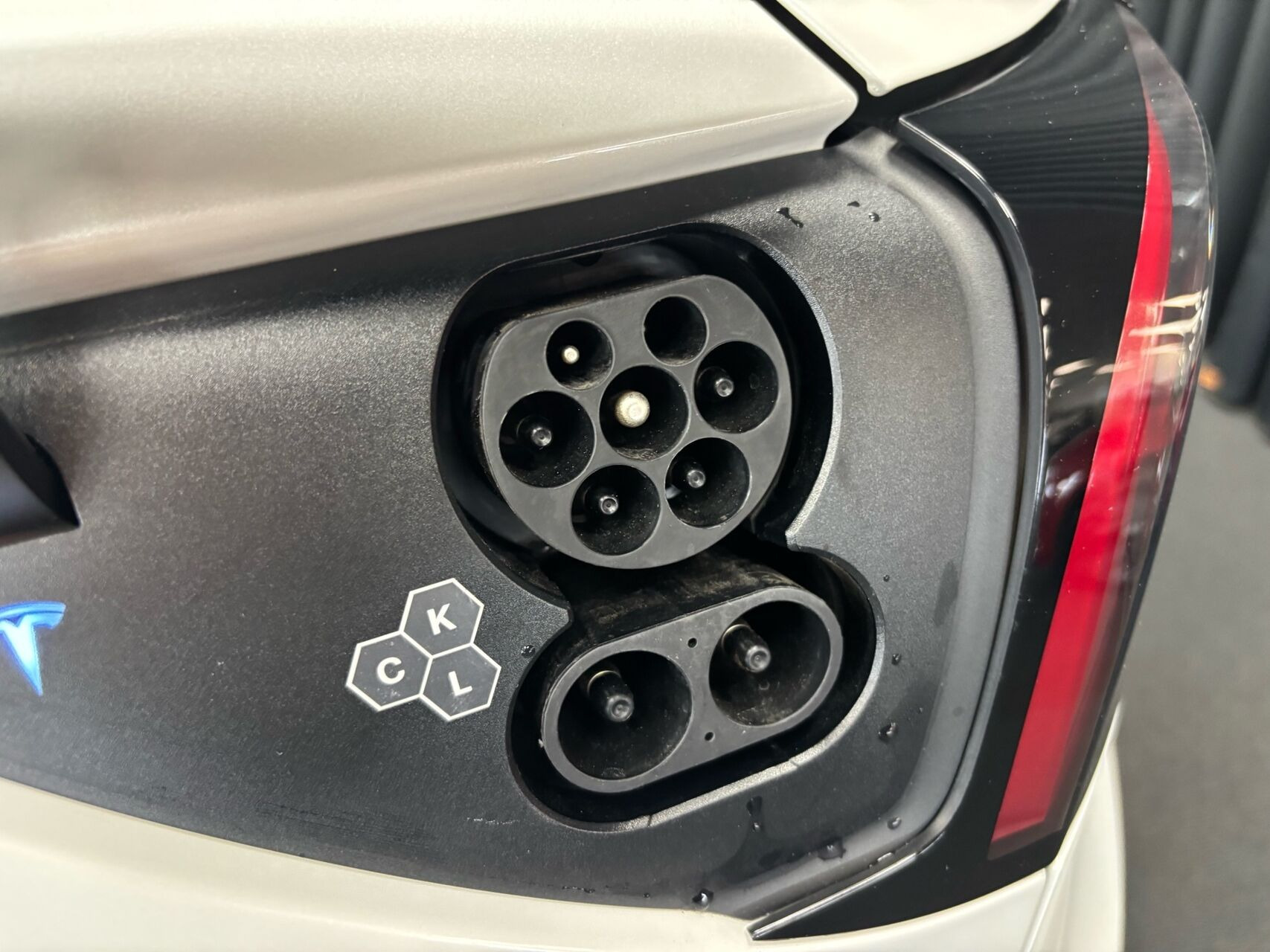 Hvid Tesla Model Y fra 2024