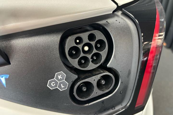 Hvid Tesla Model Y fra 2024