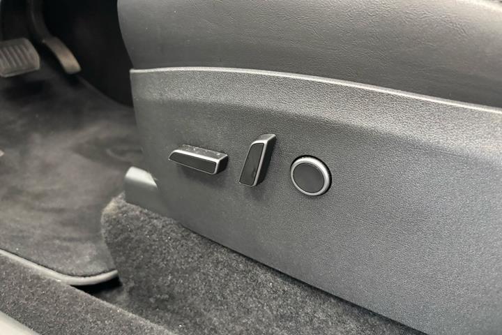 Hvid Tesla Model Y fra 2024