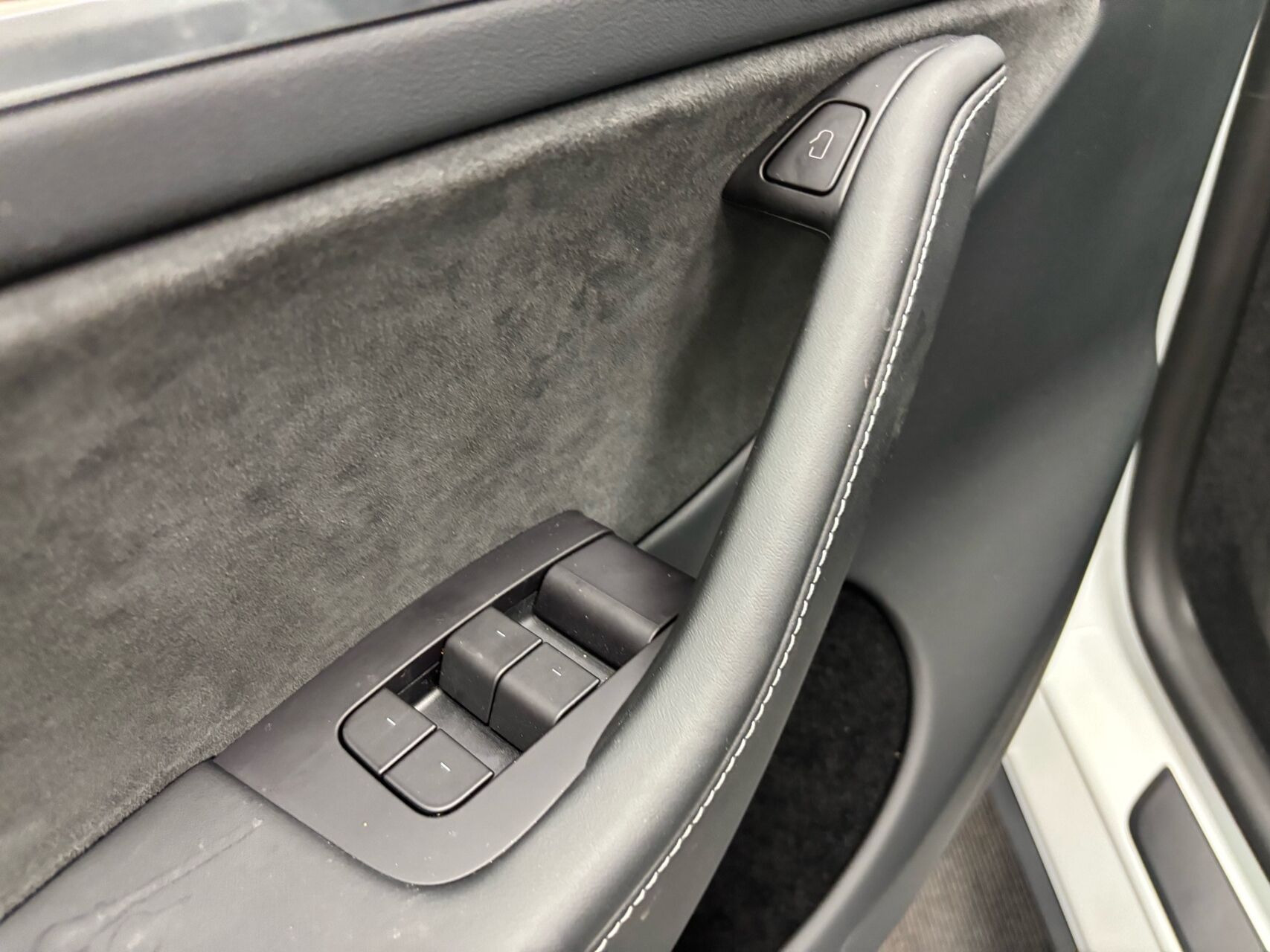 Hvid Tesla Model Y fra 2024