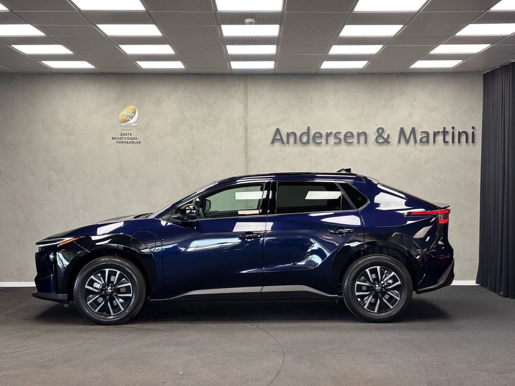 Blå Toyota BZ4X fra 2026