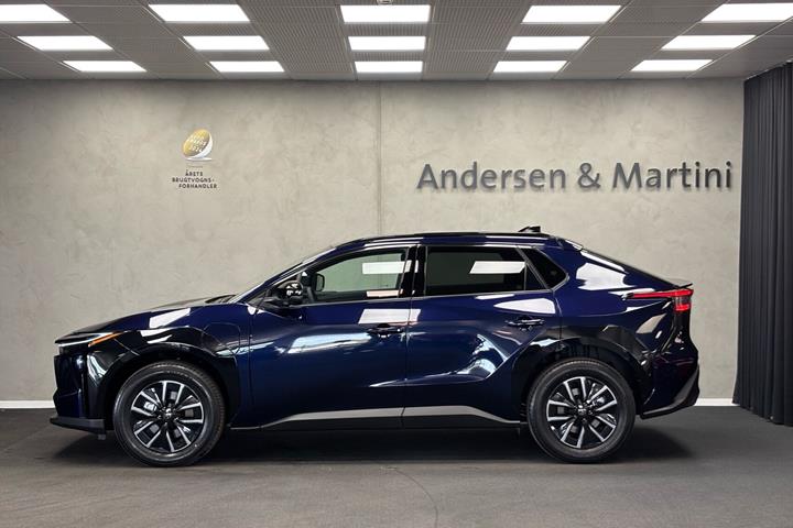 Blå Toyota BZ4X fra 2026