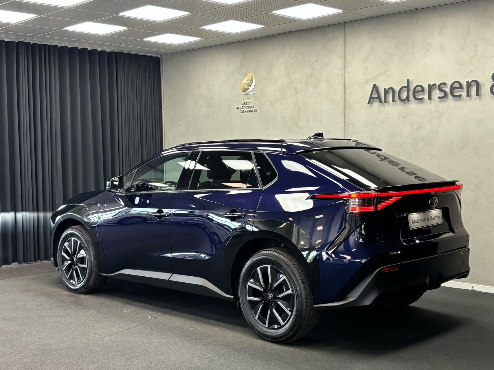 Blå Toyota BZ4X fra 2026