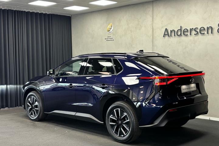 Blå Toyota BZ4X fra 2026