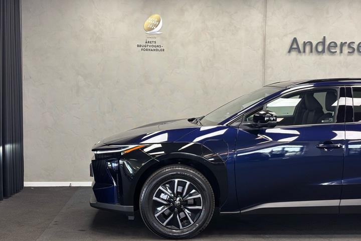 Blå Toyota BZ4X fra 2026