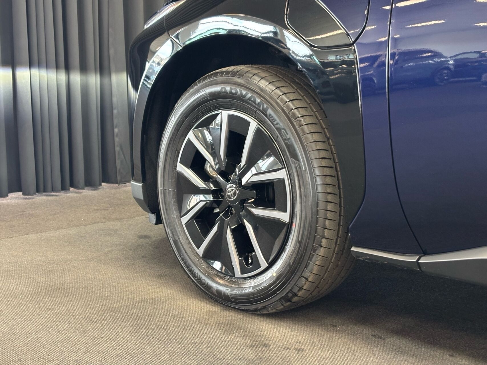 Blå Toyota BZ4X fra 2026