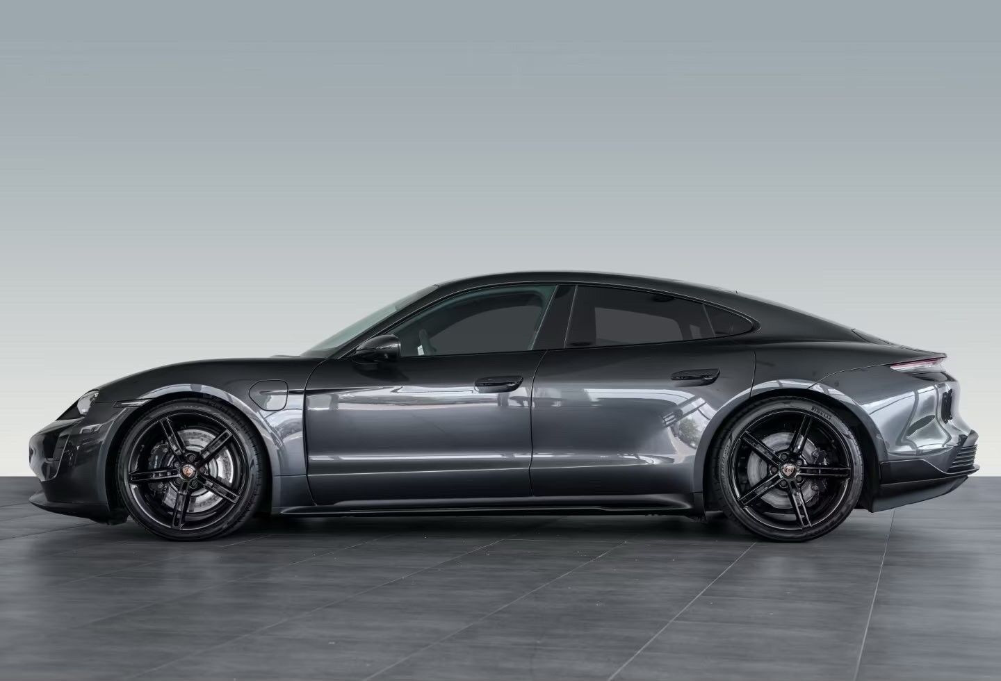 Grå Porsche Taycan fra 2022