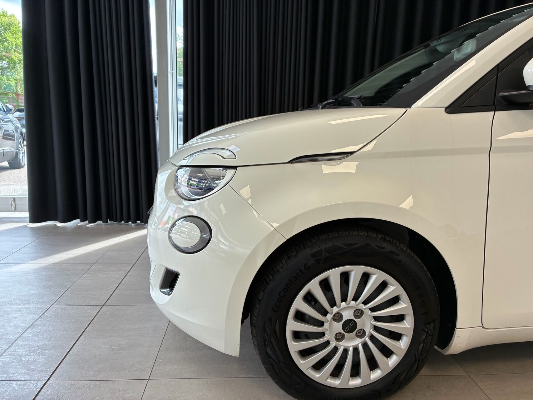 Hvid Fiat 500e fra 2023