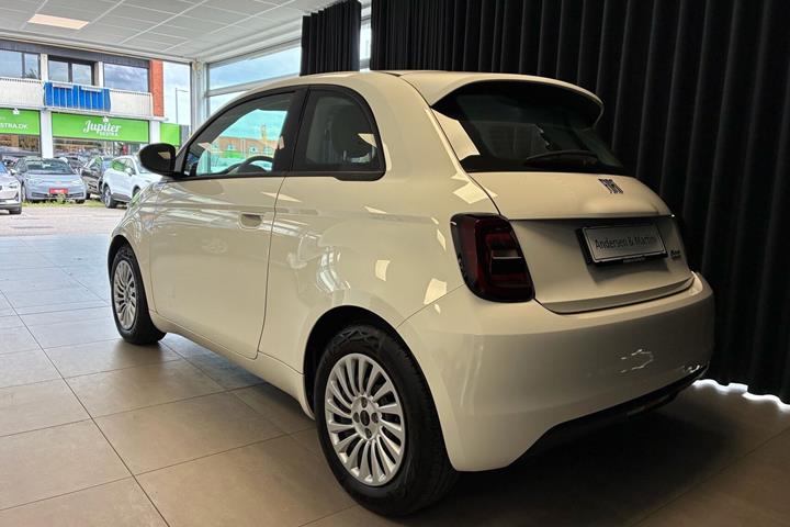 Hvid Fiat 500e fra 2023