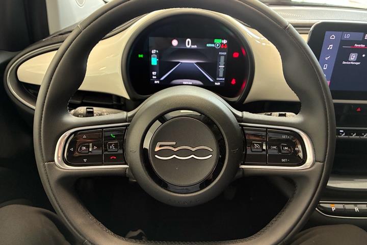 Hvid Fiat 500e fra 2023