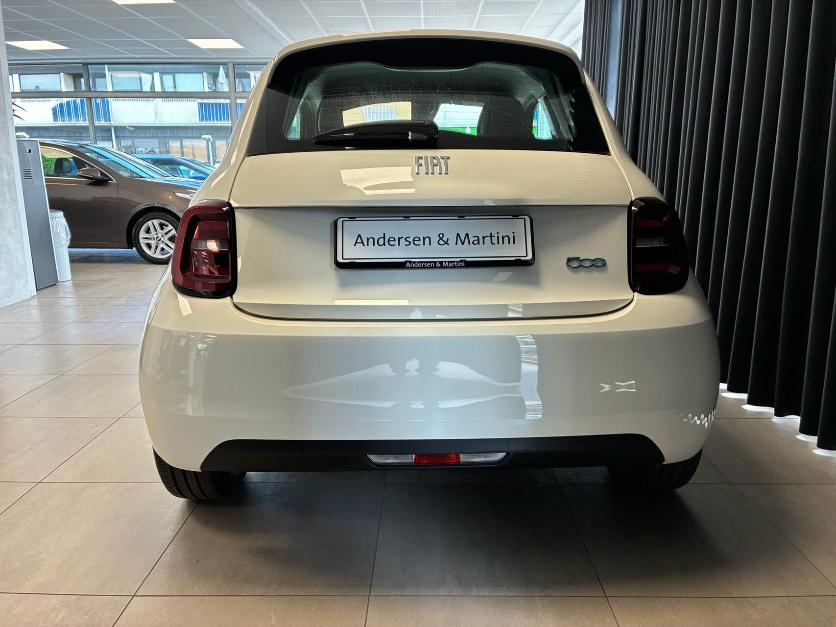 Hvid Fiat 500e fra 2023