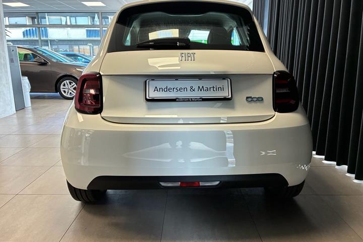 Hvid Fiat 500e fra 2023