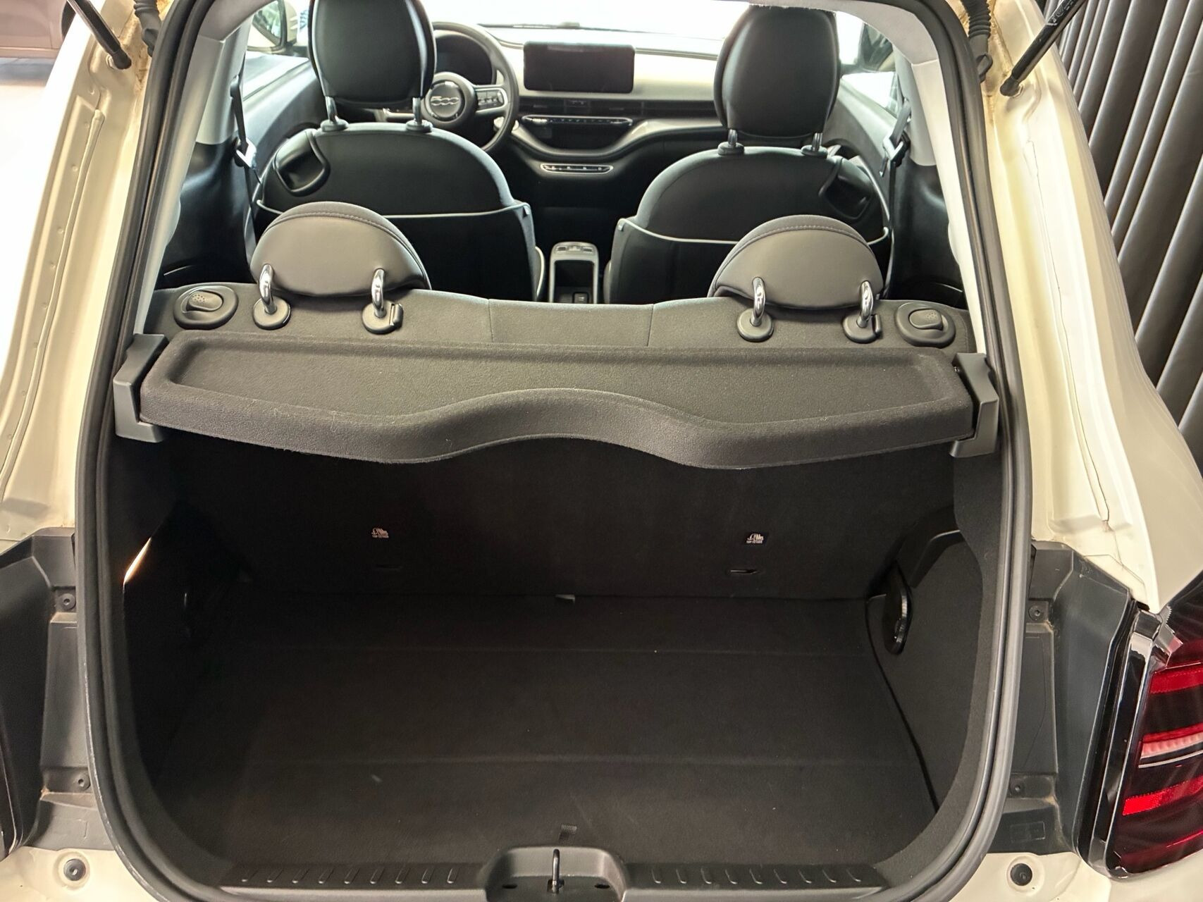 Hvid Fiat 500e fra 2023