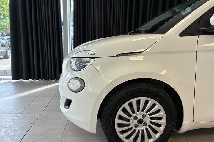Hvid Fiat 500e fra 2023