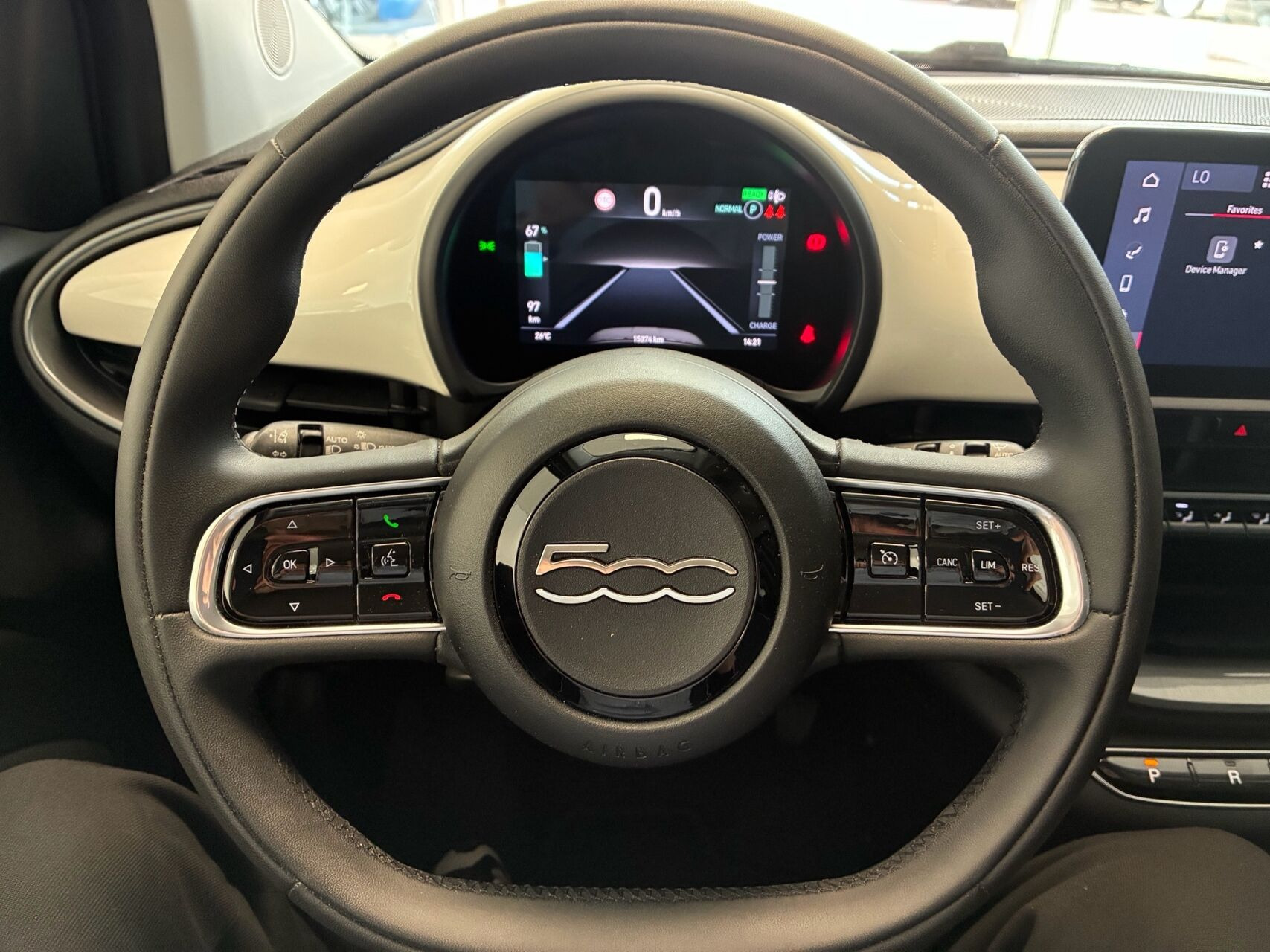 Hvid Fiat 500e fra 2023