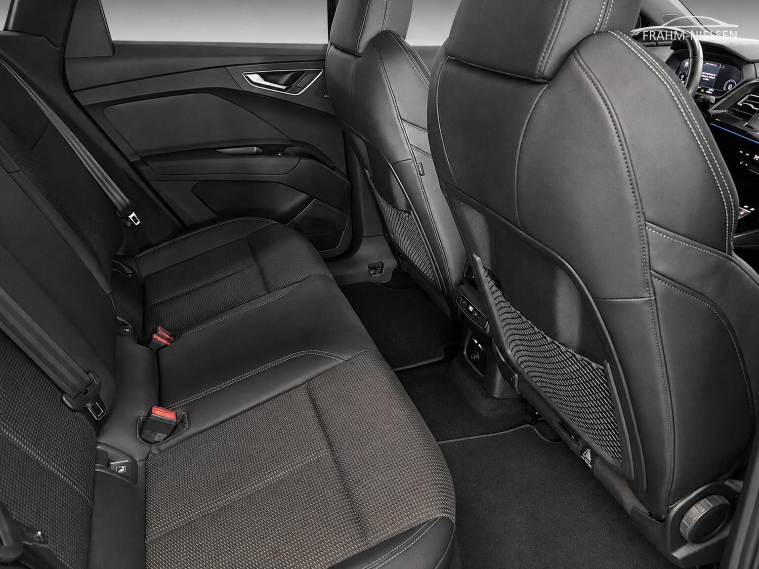 Blå Audi Q4 fra 2021