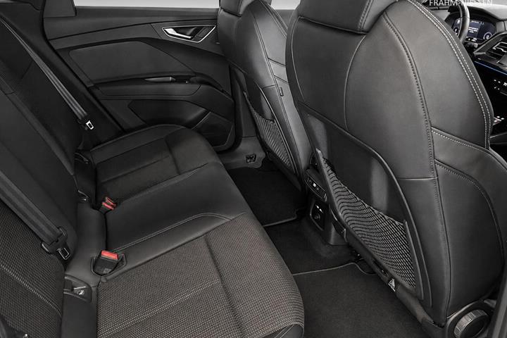Blå Audi Q4 fra 2021