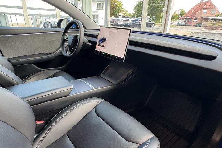Blå Tesla Model 3 fra 2023