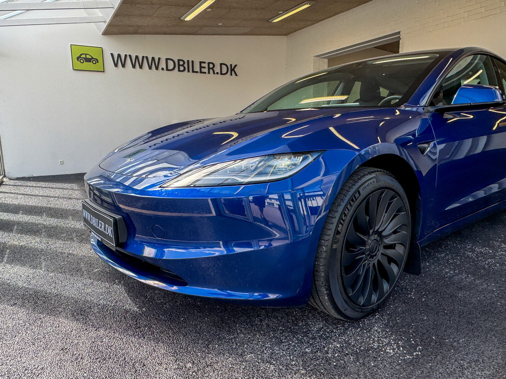 Blå Tesla Model 3 fra 2023