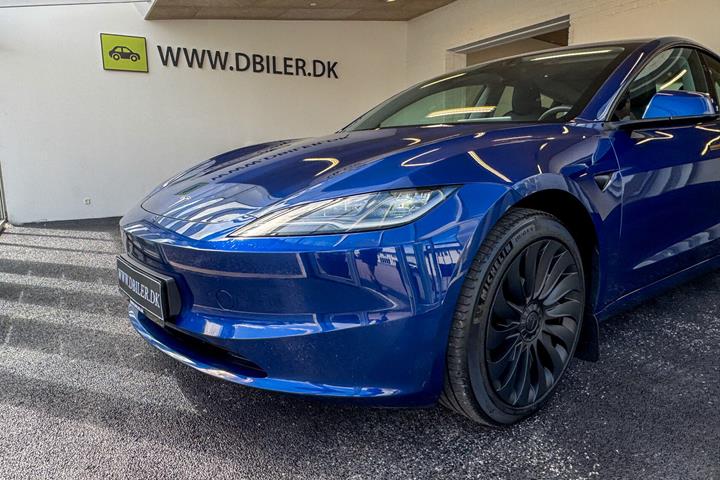 Blå Tesla Model 3 fra 2023