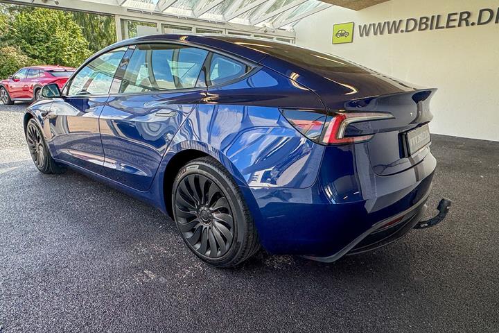 Blå Tesla Model 3 fra 2023