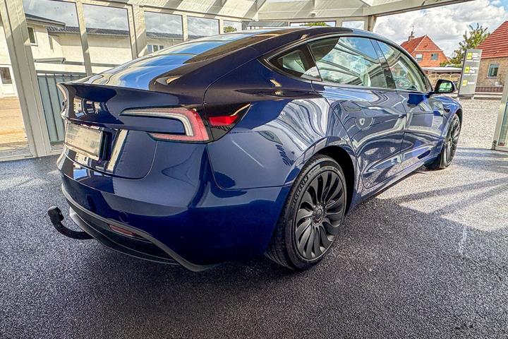 Blå Tesla Model 3 fra 2023