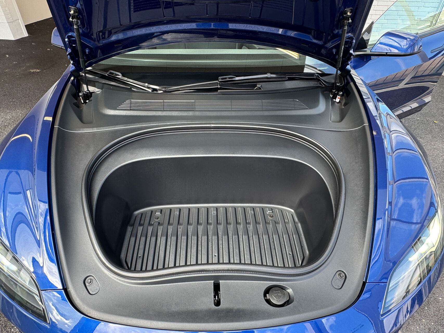 Blå Tesla Model 3 fra 2023