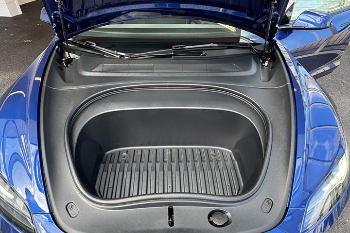 Blå Tesla Model 3 fra 2023