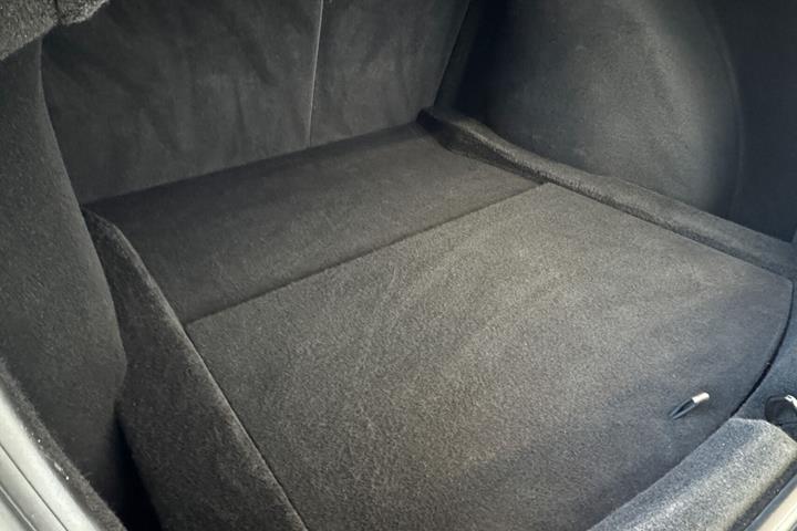 Blå Tesla Model 3 fra 2023