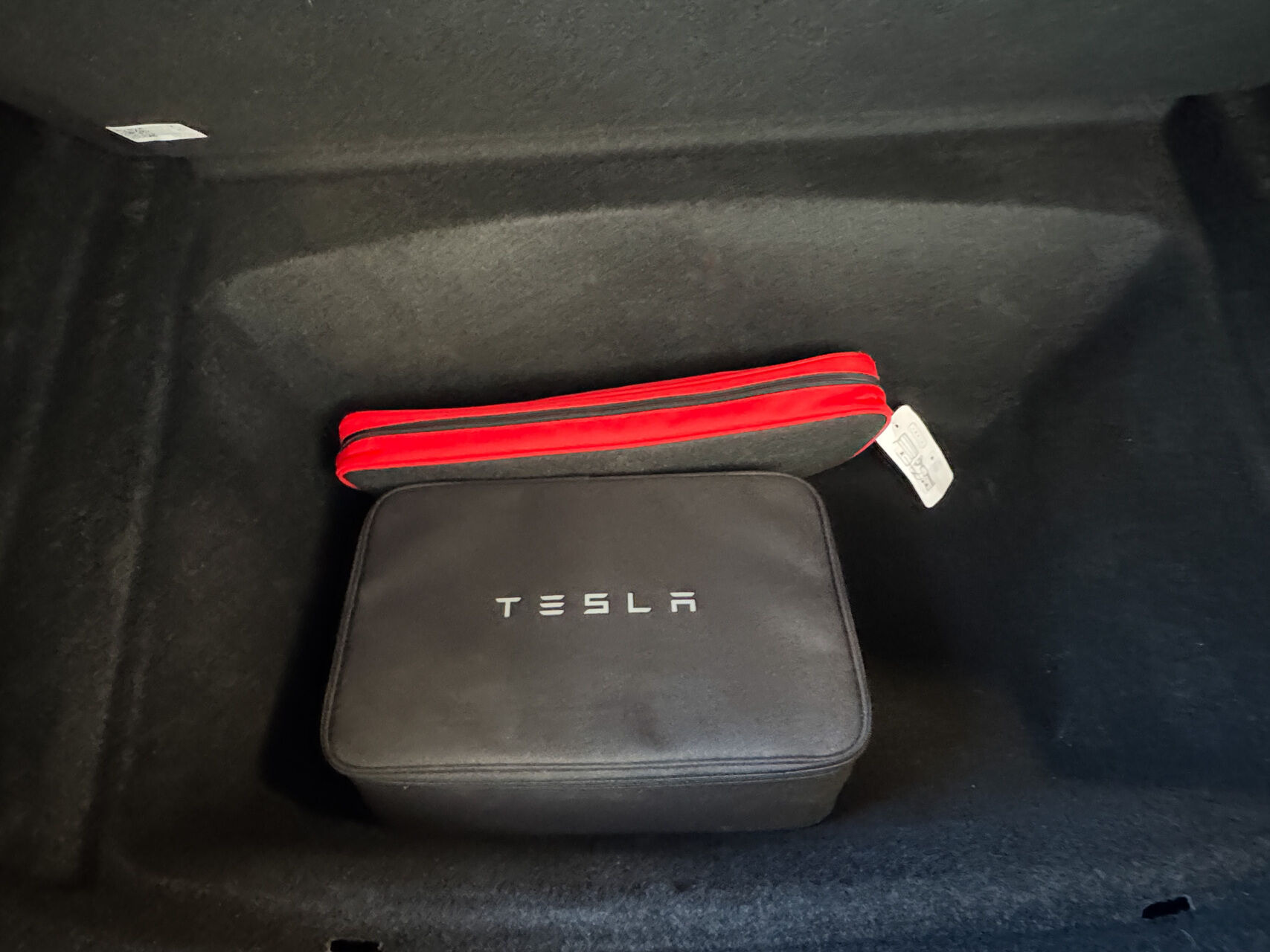Blå Tesla Model 3 fra 2023