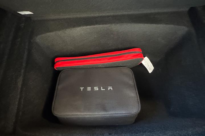 Blå Tesla Model 3 fra 2023