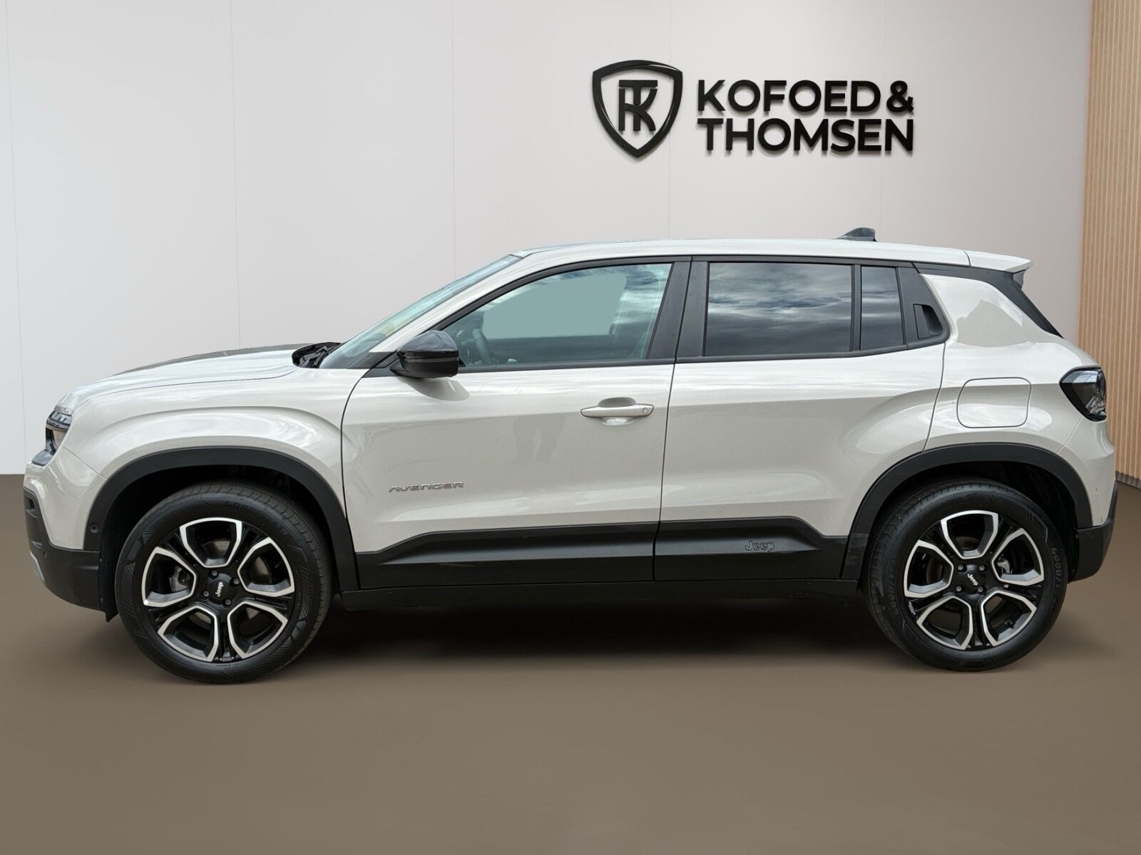 Beige Jeep Avenger fra 2025