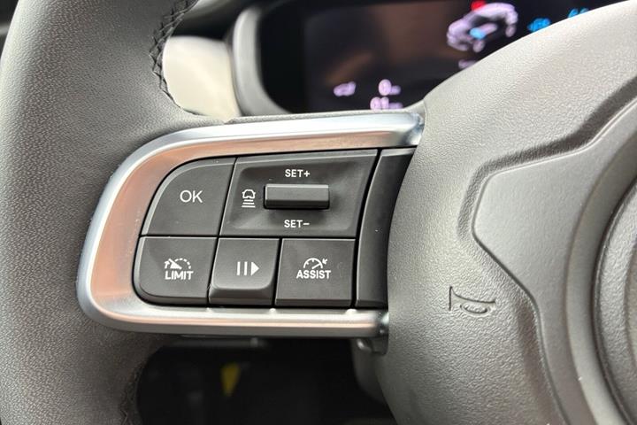 Beige Jeep Avenger fra 2025