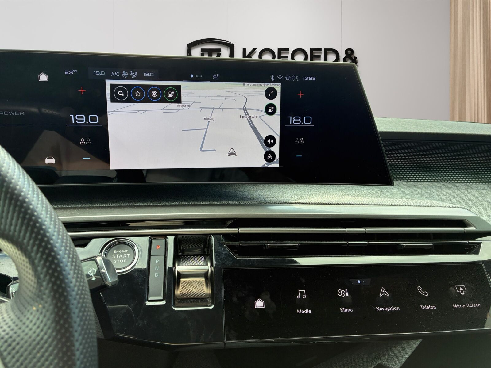Blå Peugeot e-3008 fra 2025