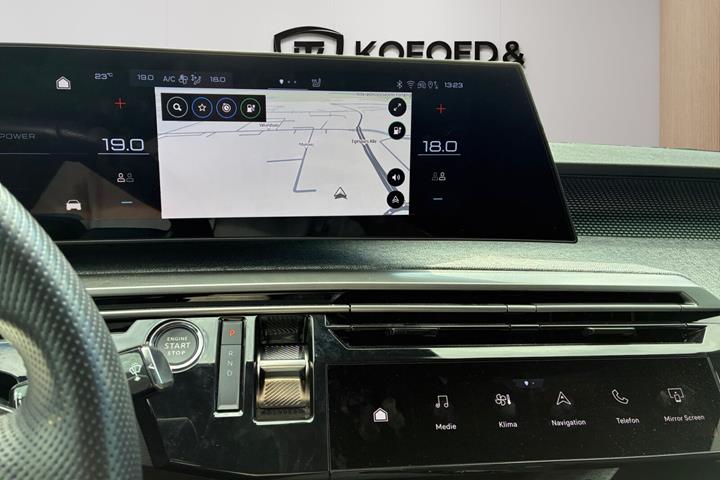 Blå Peugeot e-3008 fra 2025