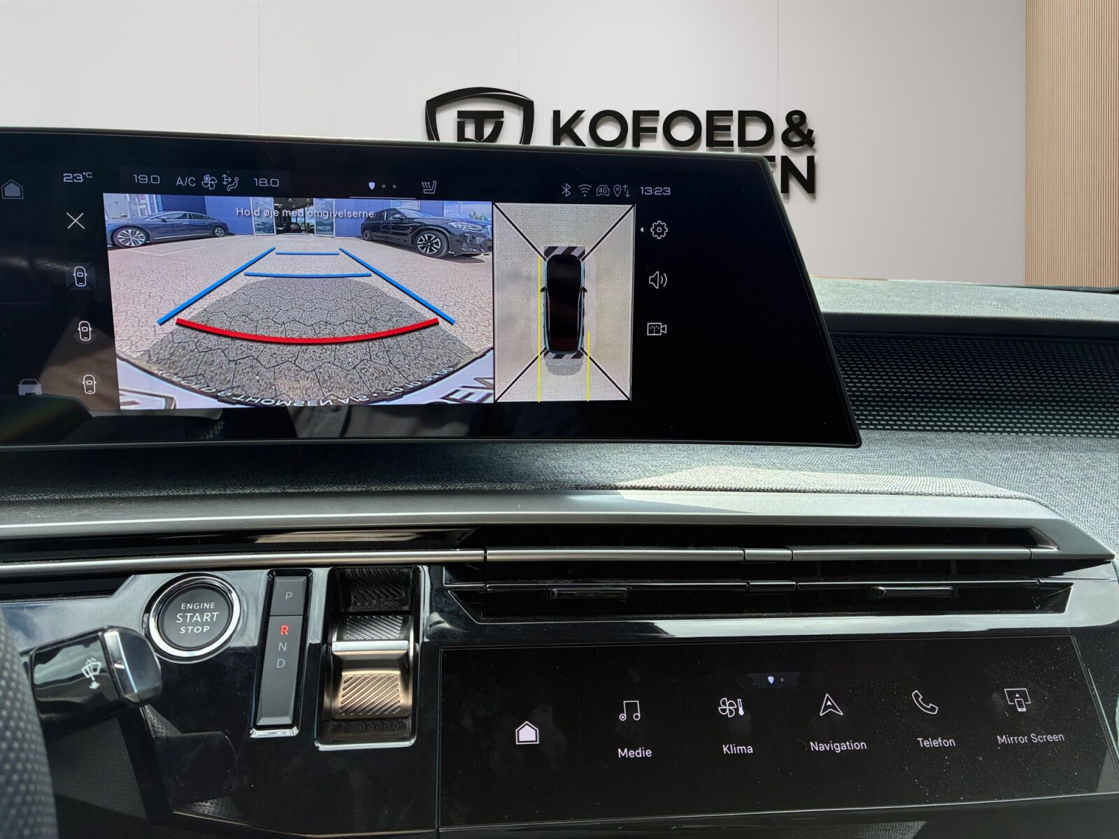 Blå Peugeot e-3008 fra 2025