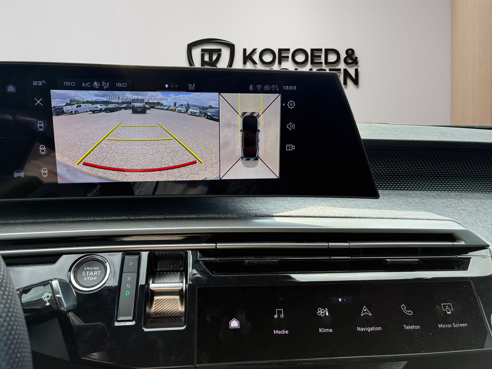 Blå Peugeot e-3008 fra 2025