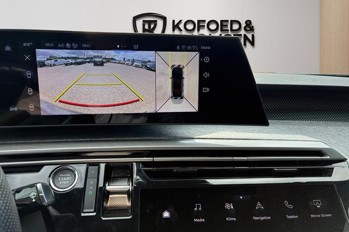 Blå Peugeot e-3008 fra 2025