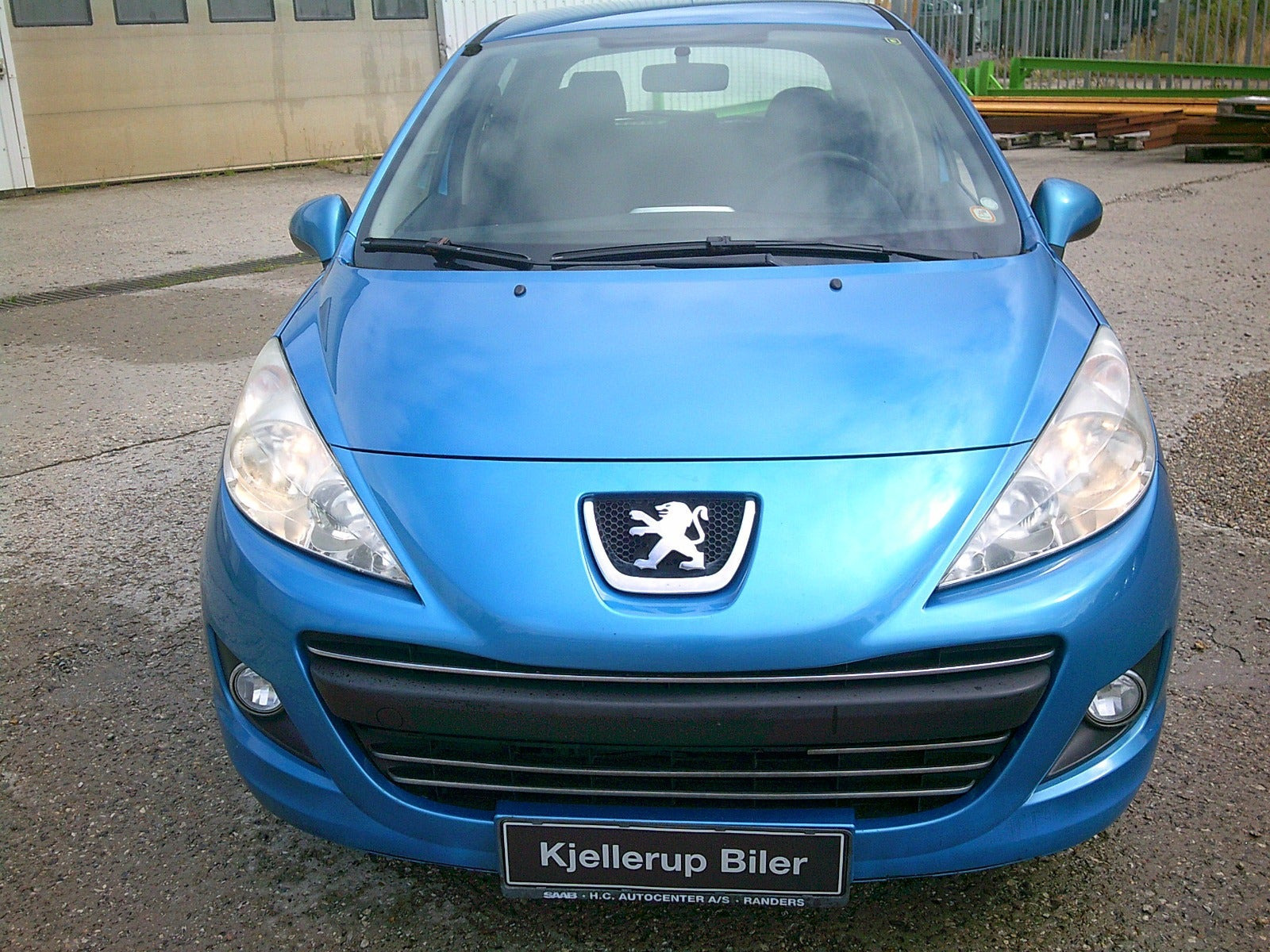 Gul Peugeot 207 fra 2012