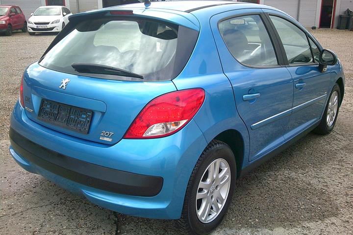 Gul Peugeot 207 fra 2012