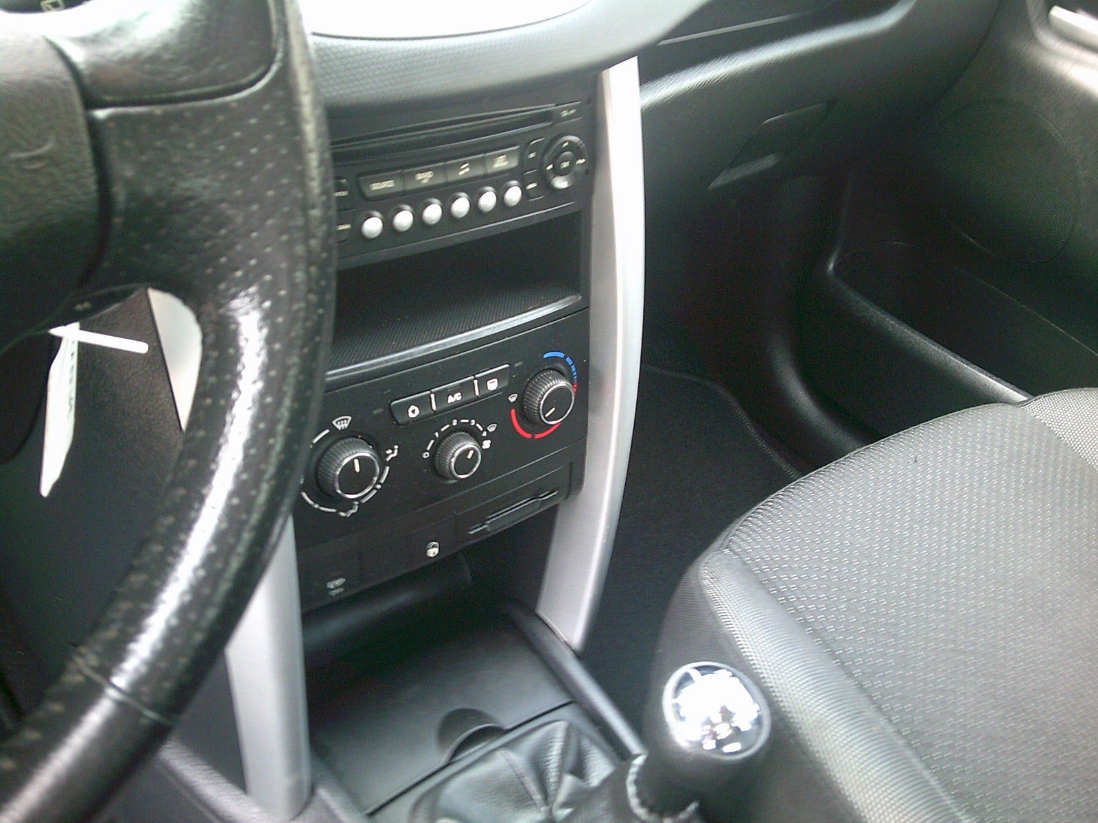 Gul Peugeot 207 fra 2012